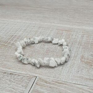 Howlite chip bracelet